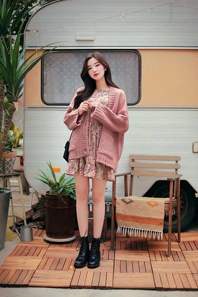Phối áo len, áo nỉ với đầm hoa dáng suông