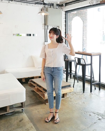 Mặc kiểu cài cúc, phù hợp với quần jeans