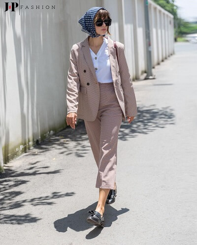 Thanh lịch và mạnh mẽ khi kết hợp áo thun cùng bộ suit