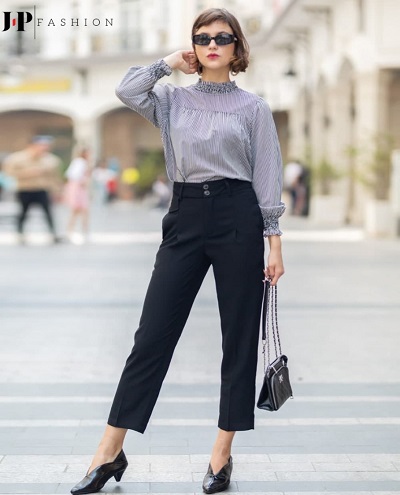 Chiếc quần kaki ống đứng kết hợp cùng áo sơ mi kiểu làm nên phong cách sang trọng