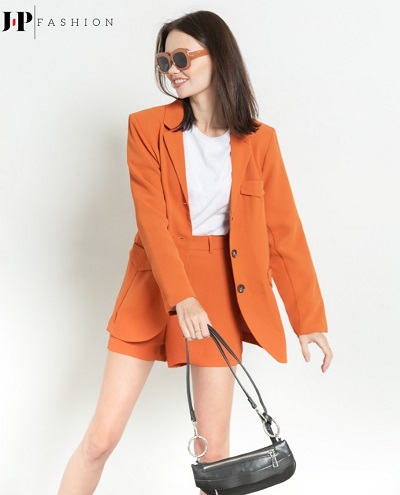 Bắt mắt khi diện quần short cùng tone màu với những món đồ khác