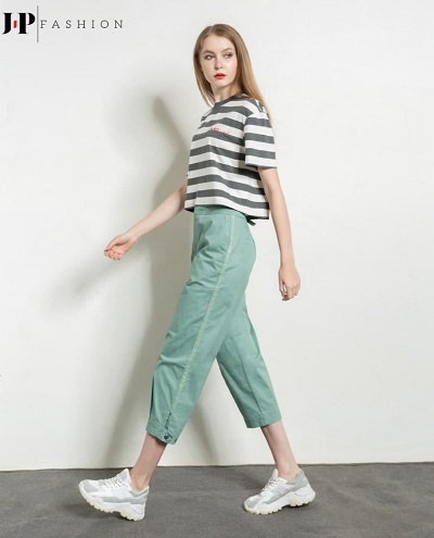 Thật năng động cùng chiếc quần lửng kaki ống rộng với áo thun croptop