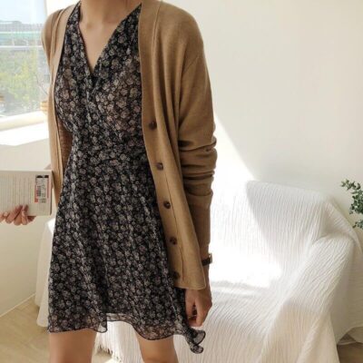 Váy hoa mix thêm áo cardigan rất nữ tính