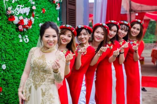 Áo dài bê tráp truyền thống màu đỏ may mắn cho nữ